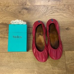 Fuchsia Tieks size 9